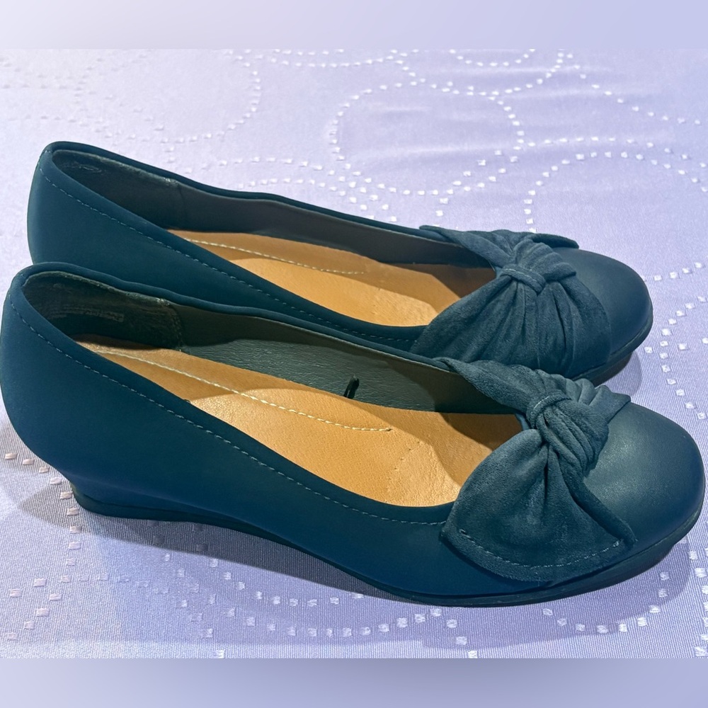 Navy Baretraps Wedge Pump